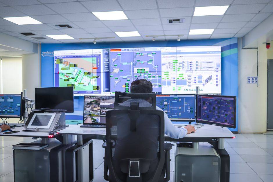 Digital sovereignty and cybersecurity expert monitoring network activity on multiple screens.